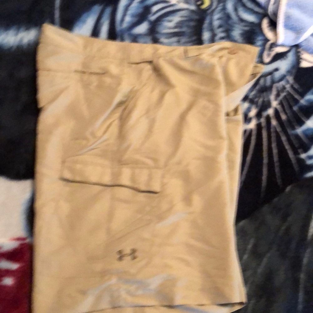 Under Armour Men’s lightweight Cargo shorts SZ 34